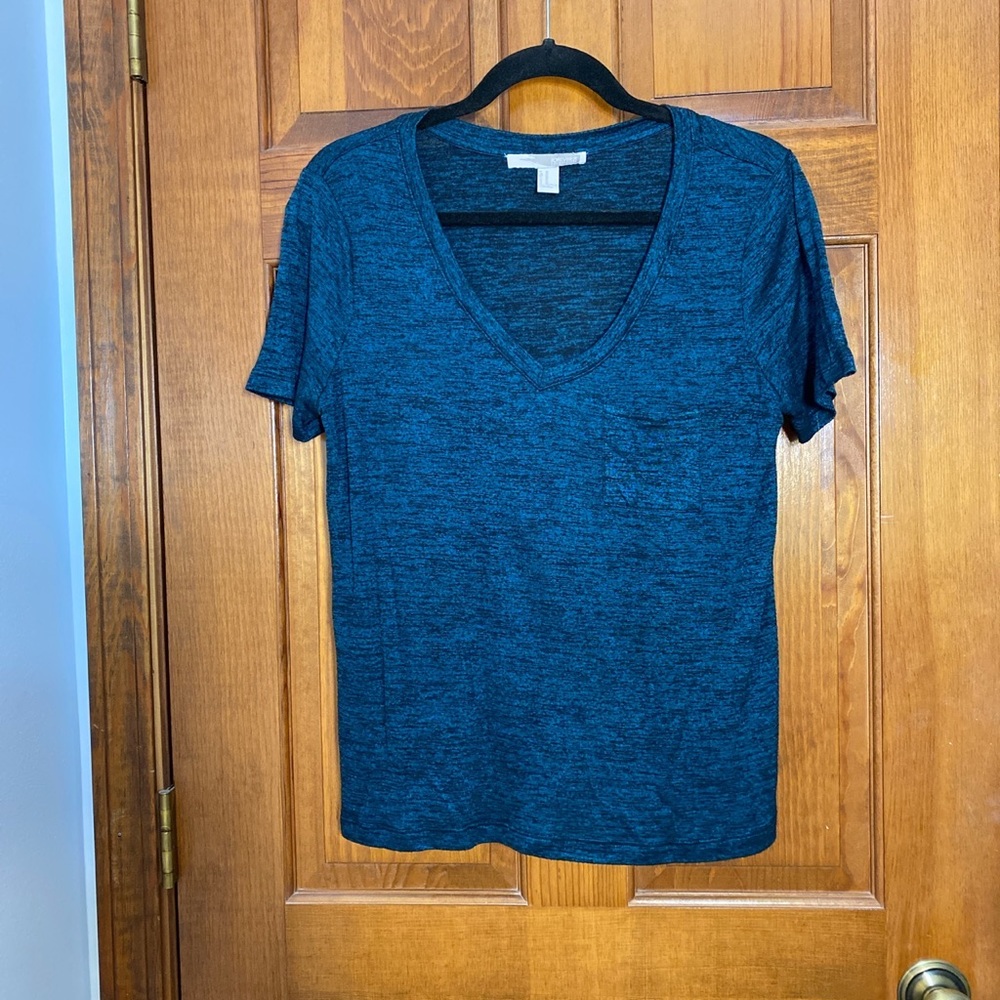 Green/black details v-neck shirt
